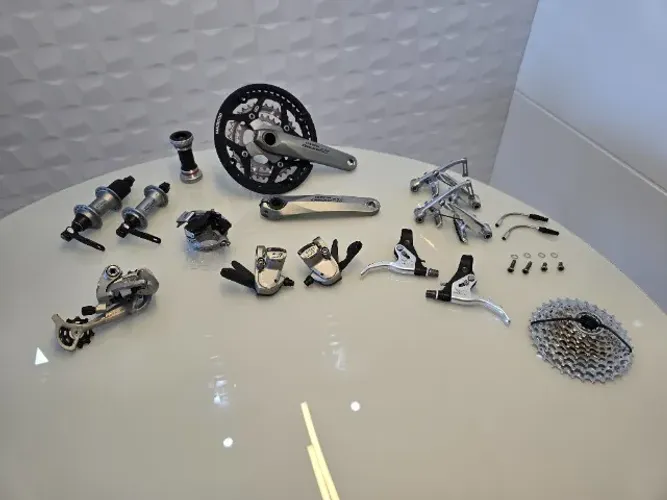 Grupo Shimano LX M580, Sistema Transmissão 9-speed x 3 (27v) e freios de aro tipo V-BREAK