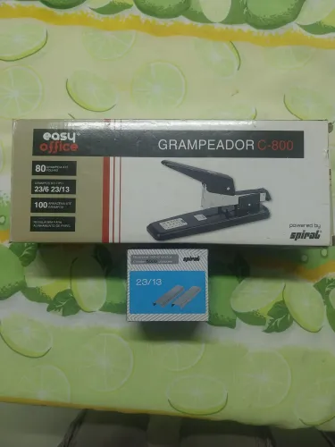 Grampeador com grampo