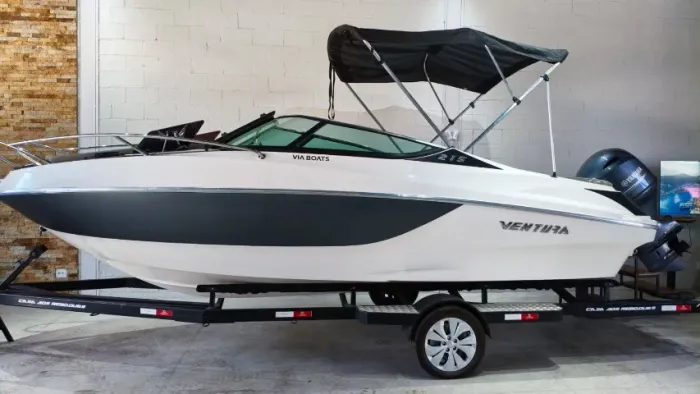 LANCHA VENTURA V215 CABIN COMFORT