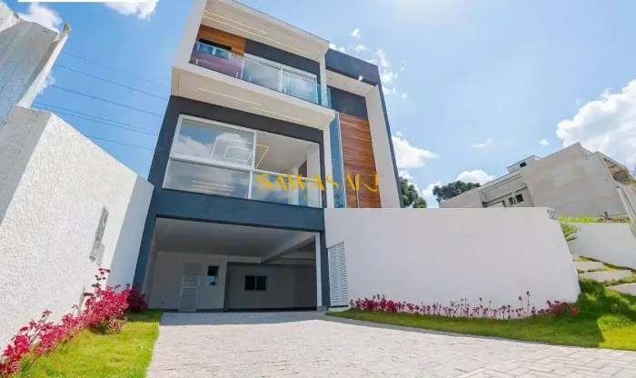 Sobrado à venda no bairro Santa Cândida - Curitiba/PR