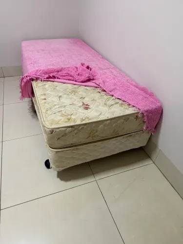 - Cama de solteiro + colchão