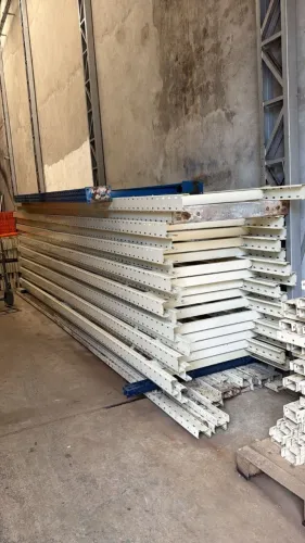 Porta Palete usado - Montante com 6 metros e longarinas com 2,30m últimas unidades.
