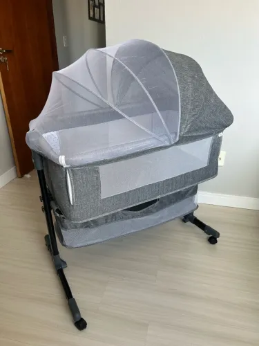 BERÇO PORTÁTIL ACOPLADO COM MOSQUITEIRO REMOVÍVEL