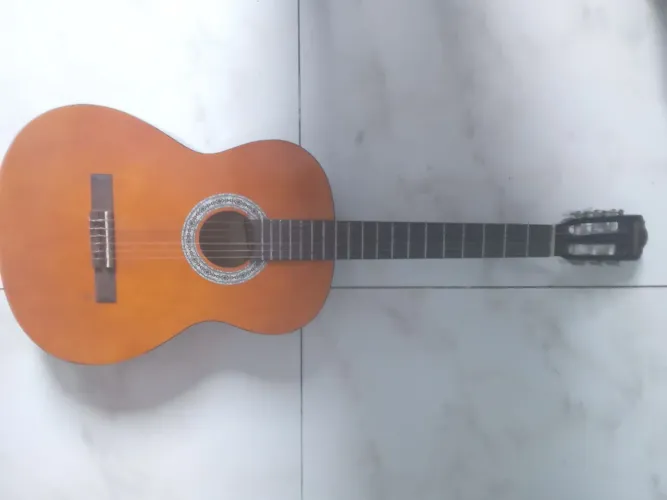 Violão  serenna marrom em perfeito  estado , com a bolsa já  
