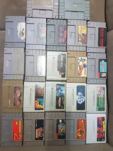 Lote com 22 cartuchos paralelos de SNES
