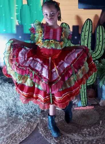Vestido de quadrilha e bota