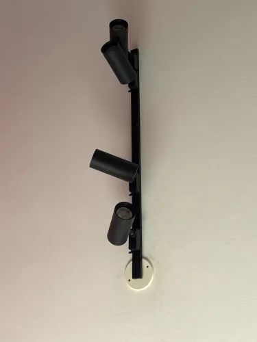 Trilho eletrificado com spot preto