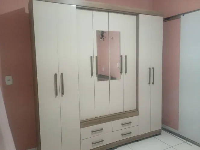 Vende se um guarda roupa 8 portas 4 gavetas