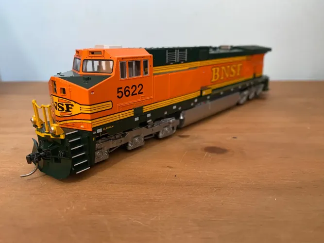 Locomotiva Kato Ac4400CW BNSF HO