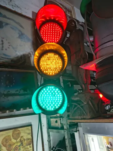 Semáforo para decorar funcionando