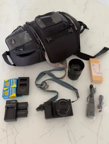 Sony A6400 (Apenas 2.700 Cliques) + Lente 50mm f/1.8 + 16-50mm + Mochila Lowepro + 3 Bater