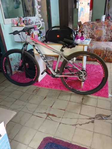 Bicicleta e caixa