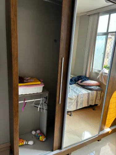 Guarda Roupa Casal três portas de correr e espelho