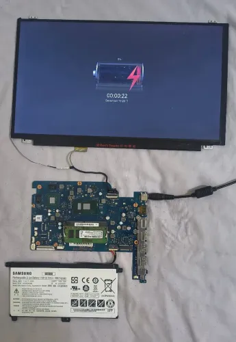 NP300E5M CORE I5 7200u, GeForce MX920 2GB + 4GB DDR4 3200MHz + SSD 120GB + LCD 15,6"