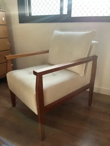 Poltrona com Estrutura em Madeira Maciça