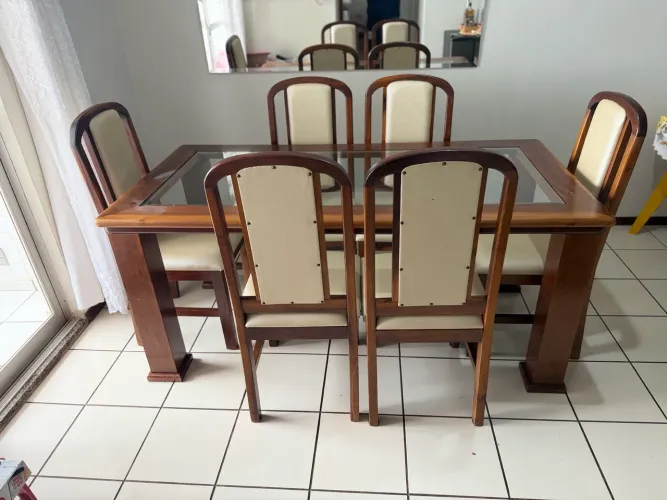 Vende-se mesa de madeira com 8 cadeiras e mais um balcão de 4 portas