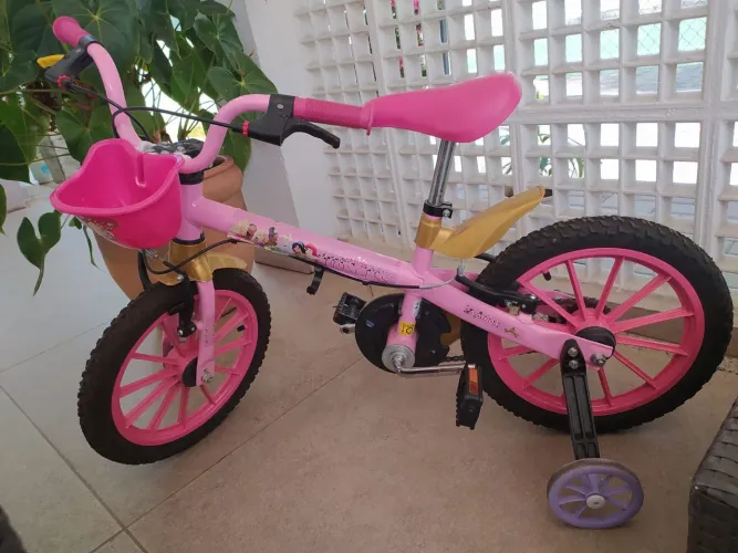 Bicicleta aro 14 para meninas. Pouco uso. Quase nova.