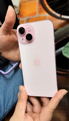 Iphone 15 rosa 128gb usado
