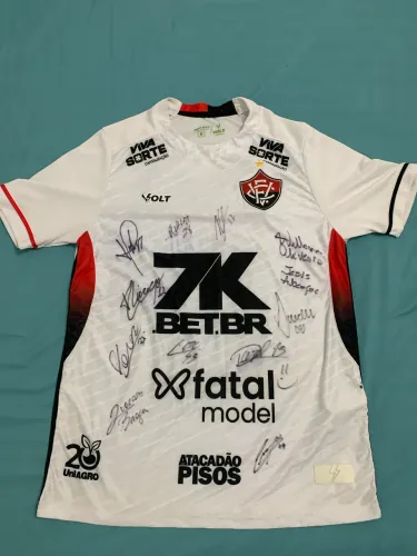 Camisa Oficial do Vitória autografada.