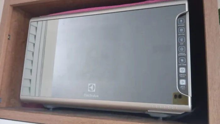 Micro-ondas Electrolux 31L cor Inox espelhado com painel integrado e função tira odor