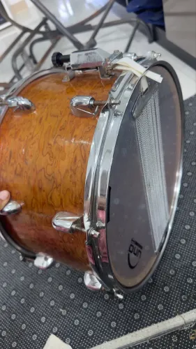 Caixa acústica pele Williams com abafador e estante