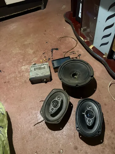 Vendo dois toca cd com defeito e um par ce 69 pioneer e um auto falante de grave