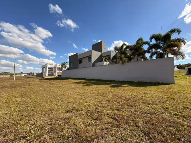 Casa de condomínio para venda possui 600 metros quadrados