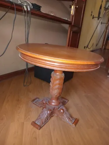 Mesa redonda de canto, de madeira