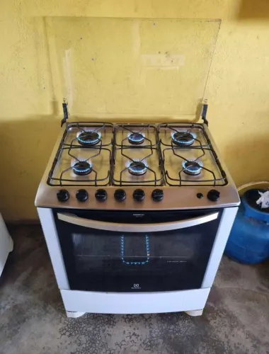 Vendo fogão 6 bocas Eletrolux com entrega grátis em alguns locais