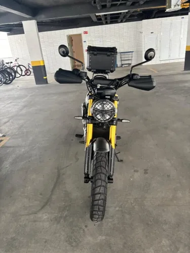 Moto triumph Scrambler 400 XC ainda com as etiquetas de fábrica. Pouquíssimo uso.