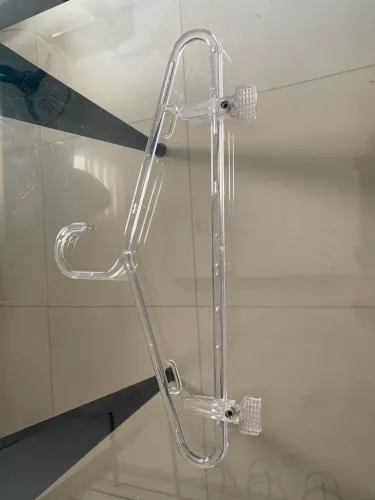 Cabides bem conservados a partir de R$ 2,50
