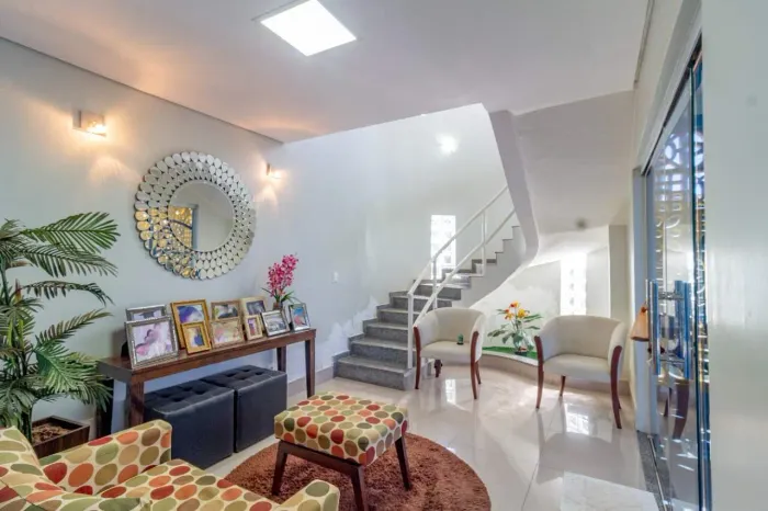 Casa com 4 Quartos, 2 Suítes, 4 Vagas de Garagem e Lazer Completo à Venda na SHVP Rua 8 V
