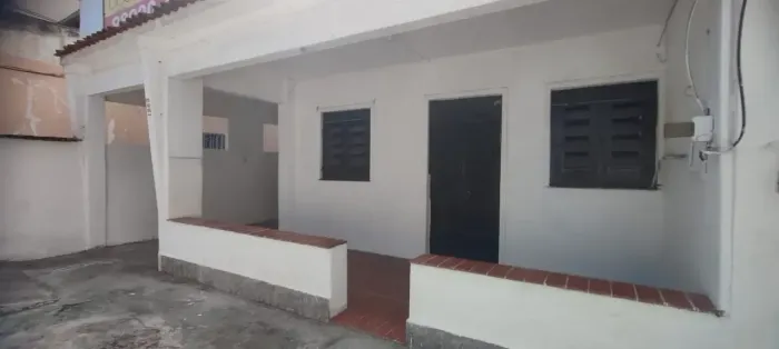 Excelente oportunidade comercial, bem localizada. Casa Principal com 2 vagas com edícula.