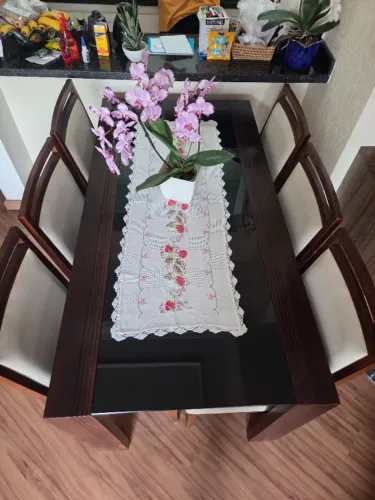 Mesa de madeira com tampo de vidro e 6 cadeiras 