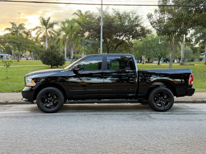 Ram Classic Laramie Night Edition 5.7 V8 16V Gasolina 4X4 Aut. 2023