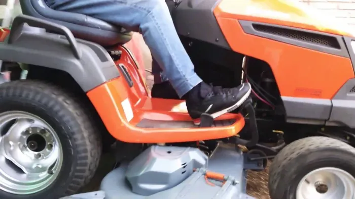 Trator cortador de grama husvarna