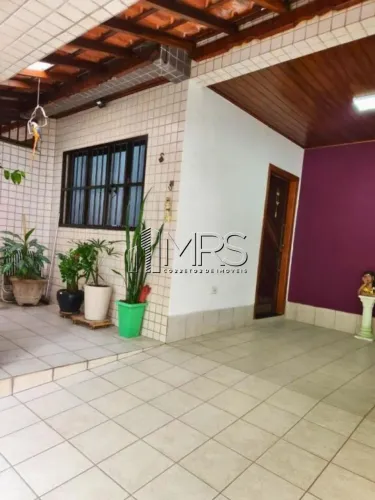 Espaçoso Sobrado à Venda na Guilhermina, Praia Grande - 2 Quartos