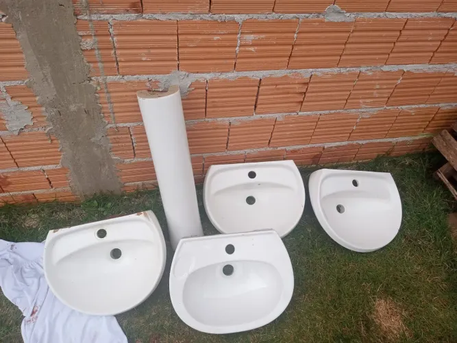 3 pias para banheiro e uma pia com coluna banheiro