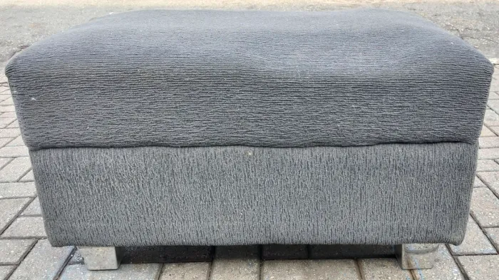 Pufe Retangular Cinza Texturizado (80x50x47 cm) - Sem Rasgos