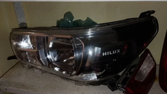 Vendo este par de farol da Hilux Sr b aberta original