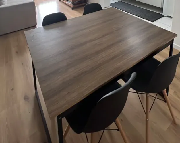Mesa com 4 cadeiras estilo industrial