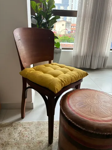 Vendo cadeira antiga, em bom estado de conversação