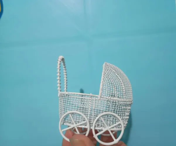 Mini carrinho de bebê aramado