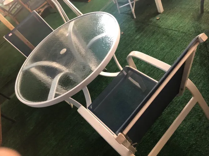 Mesa de alumínio redonda com 2cadeiras