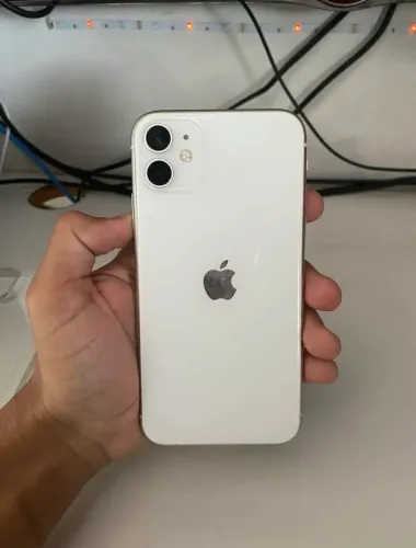 ? iPhone 11 64GB Branco - R$ 950
