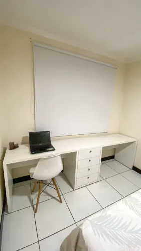 Mesa de escritório branca com 4 gavetas
