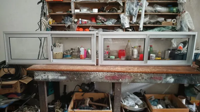 Duas janelas em alumínio fosco