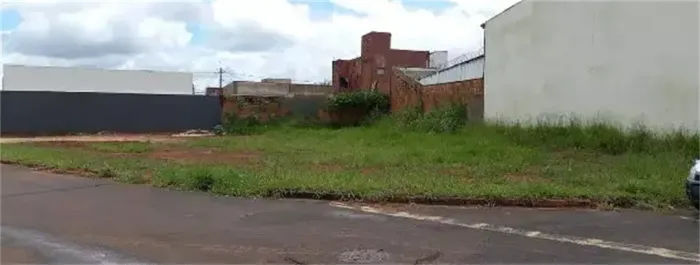 Área com 633,81m² à venda no Novo Mundo