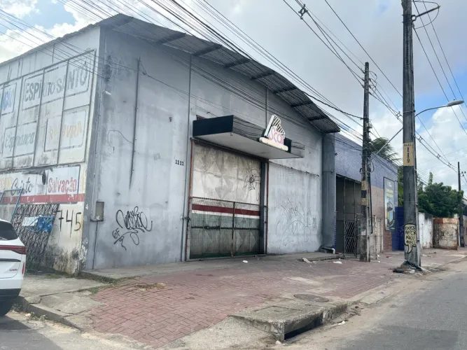 GALPÃO COMERCIAL 375m² - EXCELENTE LOCALIZAÇÃO NA AV. ALBERTO CRAVEIRO