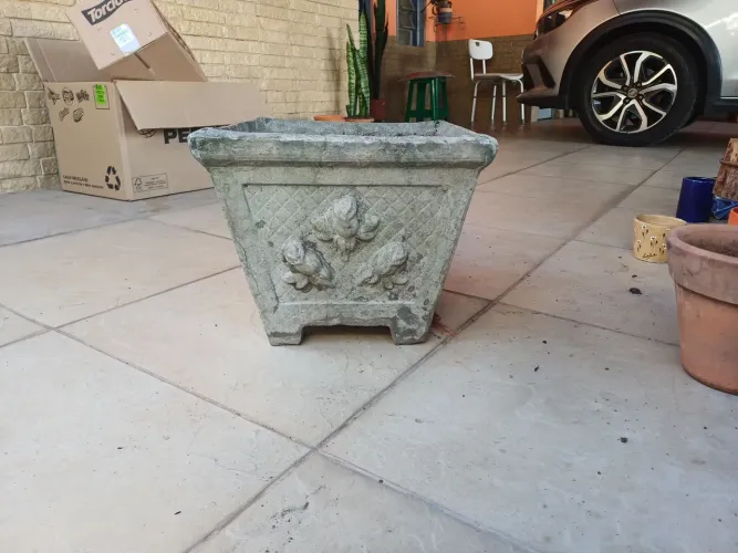 vendo um vaso ornamentais de cimento ótimo estado tamanho 0,31cm x 0,23 cm altura em